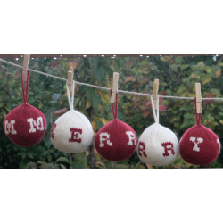 Kerstballen met letters breipatroon